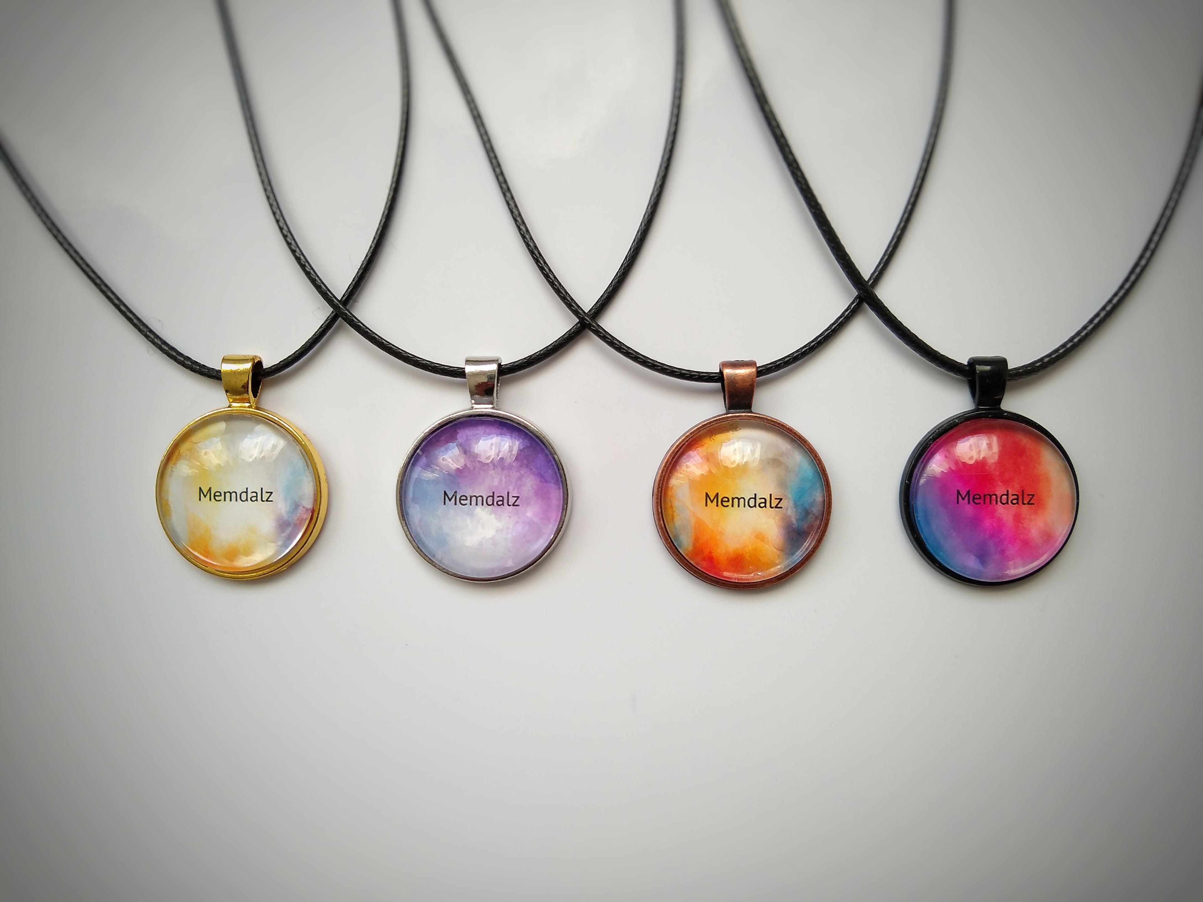 Memdalz : le collier personnalisé avec une vidéo, le médaillon augmenté, le médaillon porte vidéo ou porte audio dans ses 4 coloris différents Or Violet Cuivre Noir ou Gold Purple Red Pink