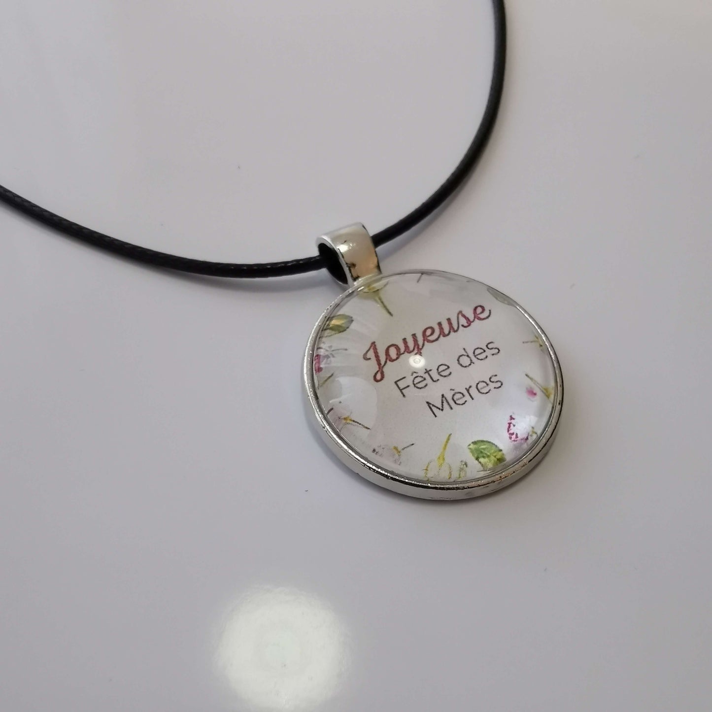 Memdalz bijou personnalisé avec vidéo et photo spéciale pour la fête des mères. Sur ce modèle est inscrit "Joyeuse fête des mères"
