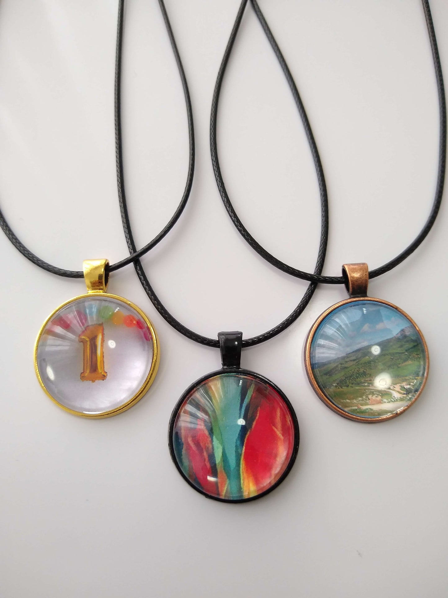Memdalz médaillon augmenté avec une vidéo intégrée. Ce pendentif est personnalisé avec une vidéo et avec la photo de votre choix.