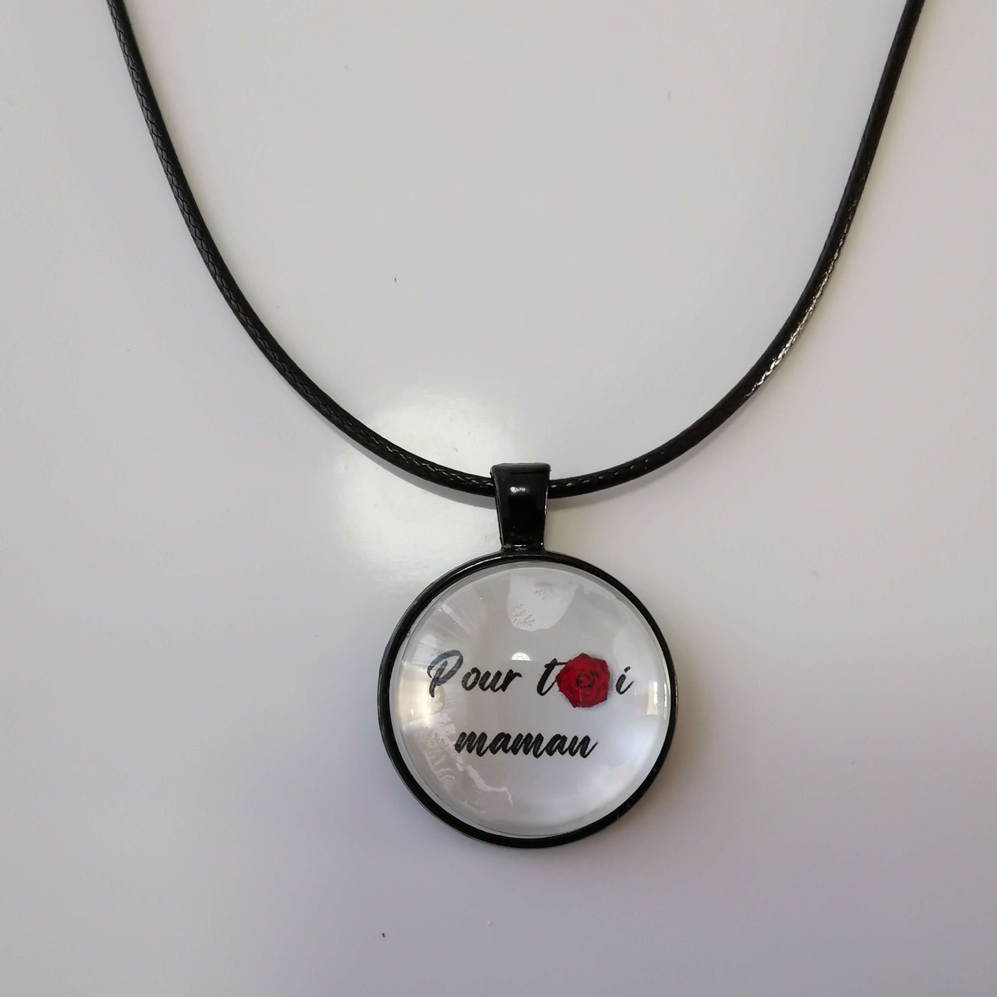 Memdalz bijou personnalisé avec vidéo et photo spéciale pour la fête des mères. Sur ce modèle est inscrit "Pour toi maman" en calligraphie et avec une rose à la place du O de toi.