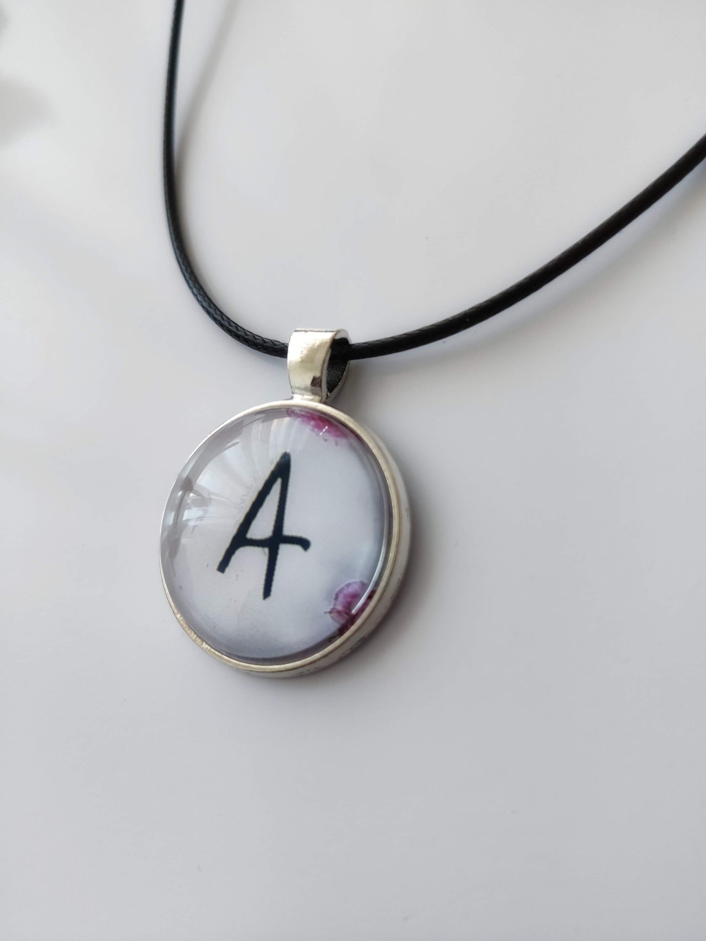 Memdalz Initiale Lettre A sur fond rose violet