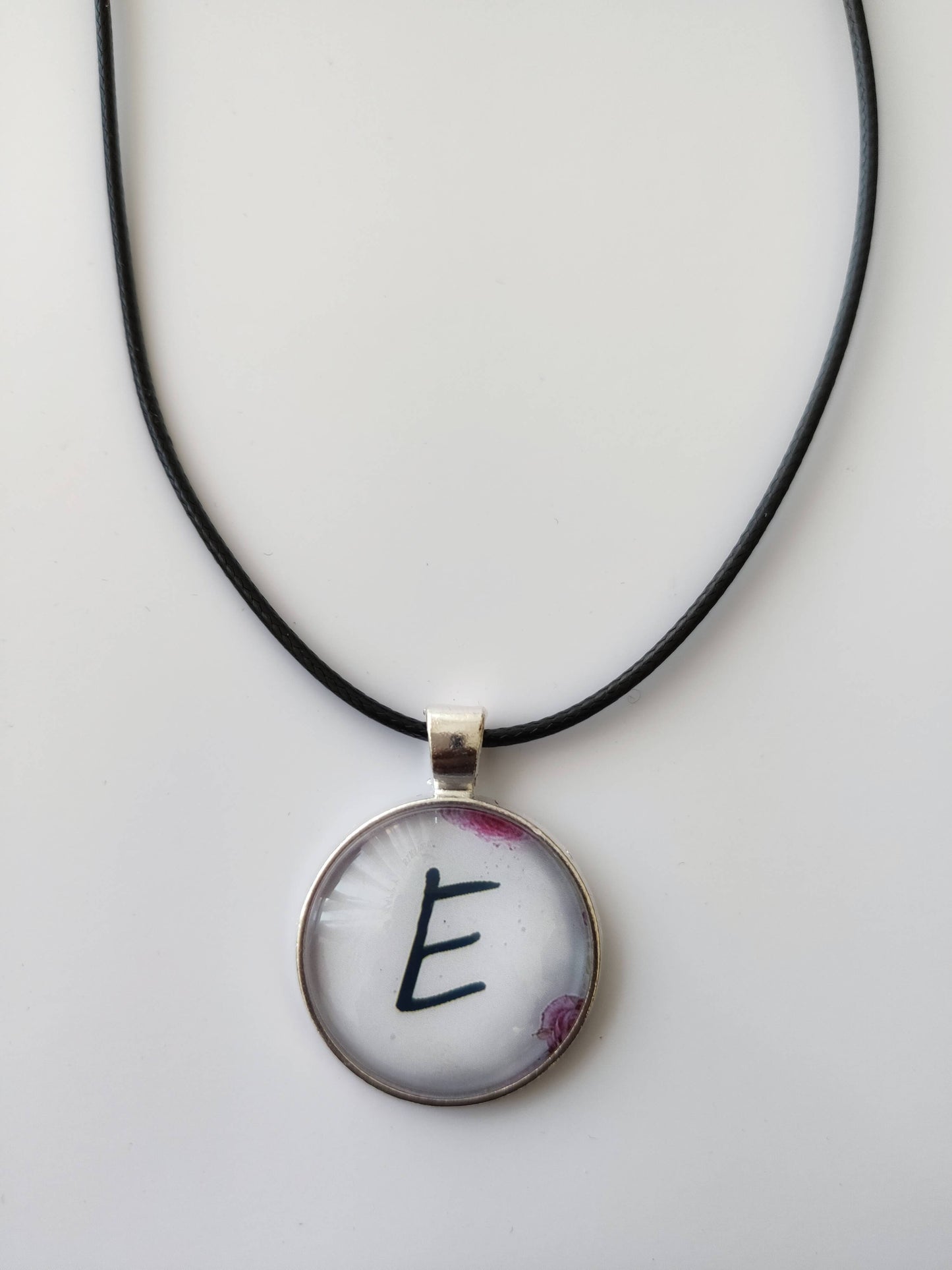 Memdalz Initiale Lettre E sur fond rose violet