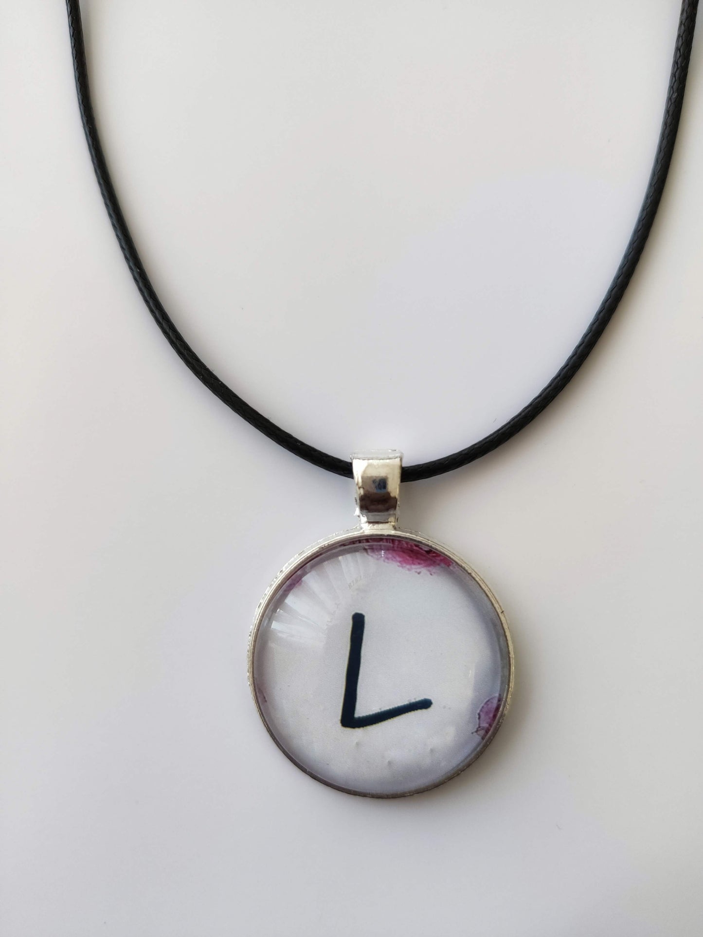 Memdalz Initiale Lettre L sur fond rose violet