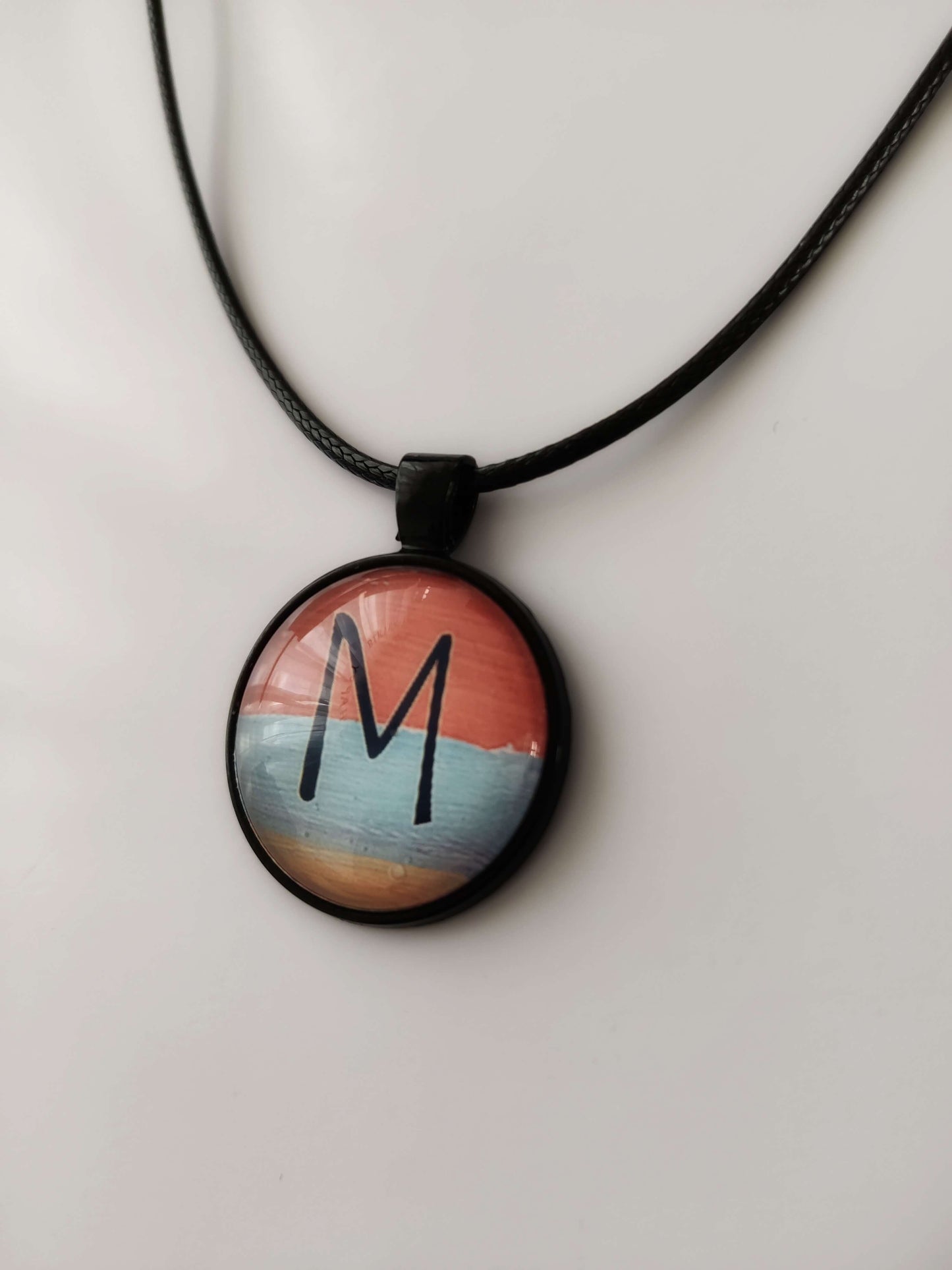 Memdalz Initiale Lettre M sur fond arc en ciel
