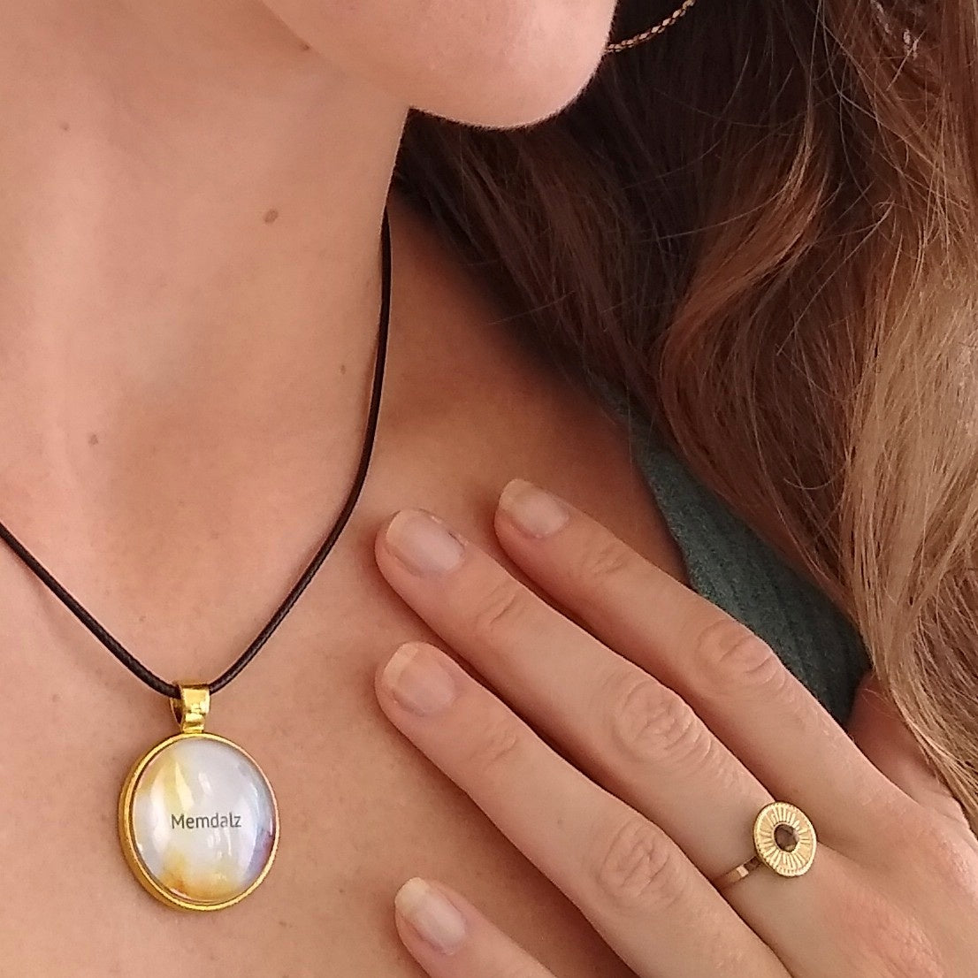 Médaillon Memdalz Original Yellow le collier personnalisé avec une vidéo, le médaillon augmenté, le médaillon porte vidéo ou porte audio