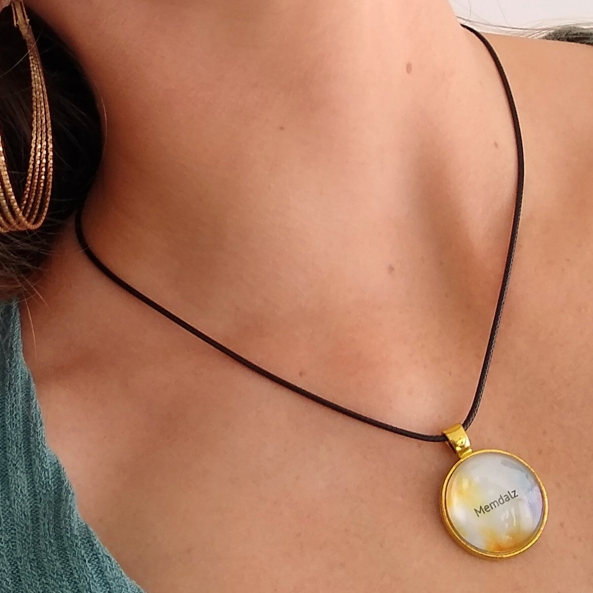 Médaillon Memdalz Original Yellow le collier personnalisé avec une vidéo, le médaillon augmenté, le médaillon porte vidéo ou porte audio
