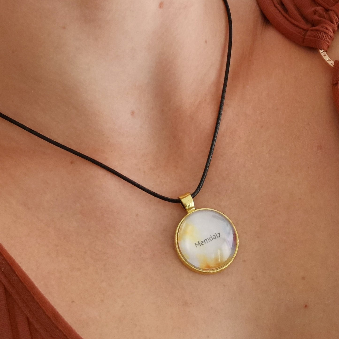 Médaillon Memdalz Original Yellow le collier personnalisé avec une vidéo, le médaillon augmenté, le médaillon porte vidéo ou porte audio