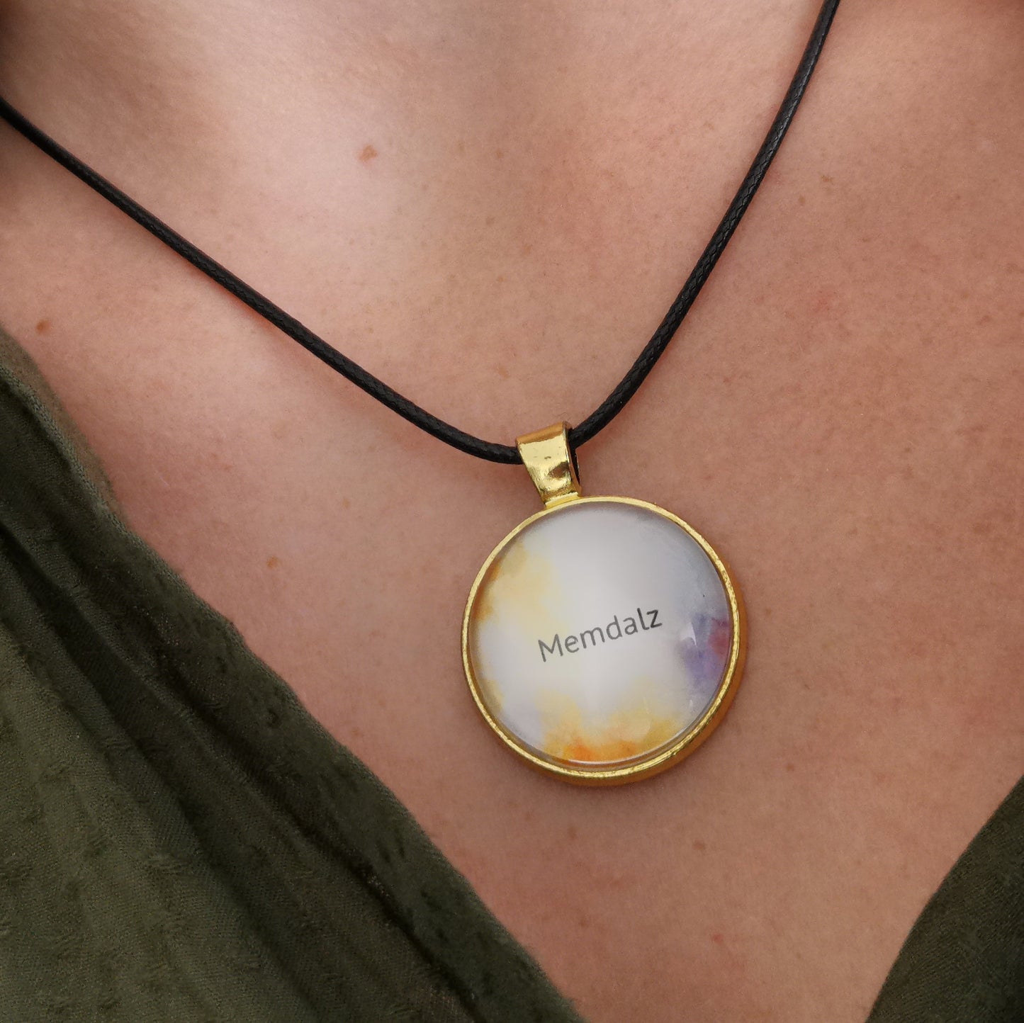 Médaillon Memdalz Original Yellow le collier personnalisé avec une vidéo, le médaillon augmenté, le médaillon porte vidéo ou porte audio