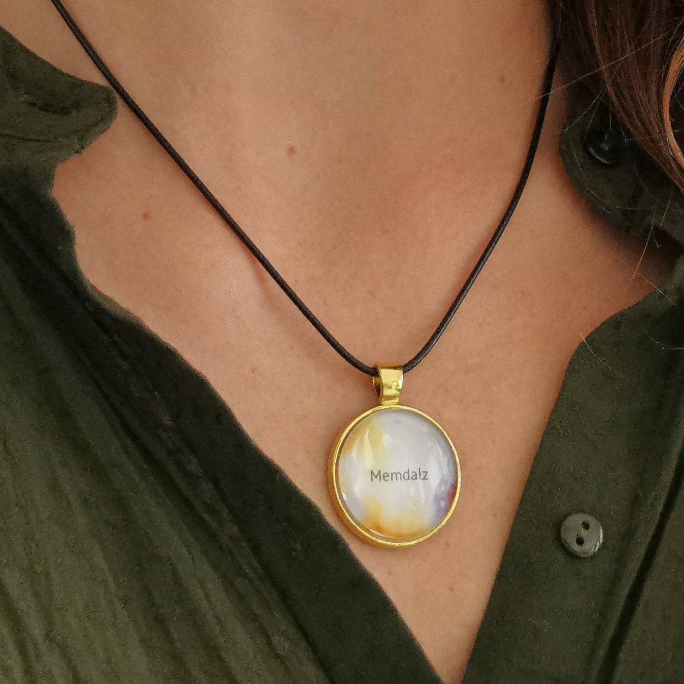 Médaillon Memdalz Original Yellow le collier personnalisé avec une vidéo, le médaillon augmenté, le médaillon porte vidéo ou porte audio