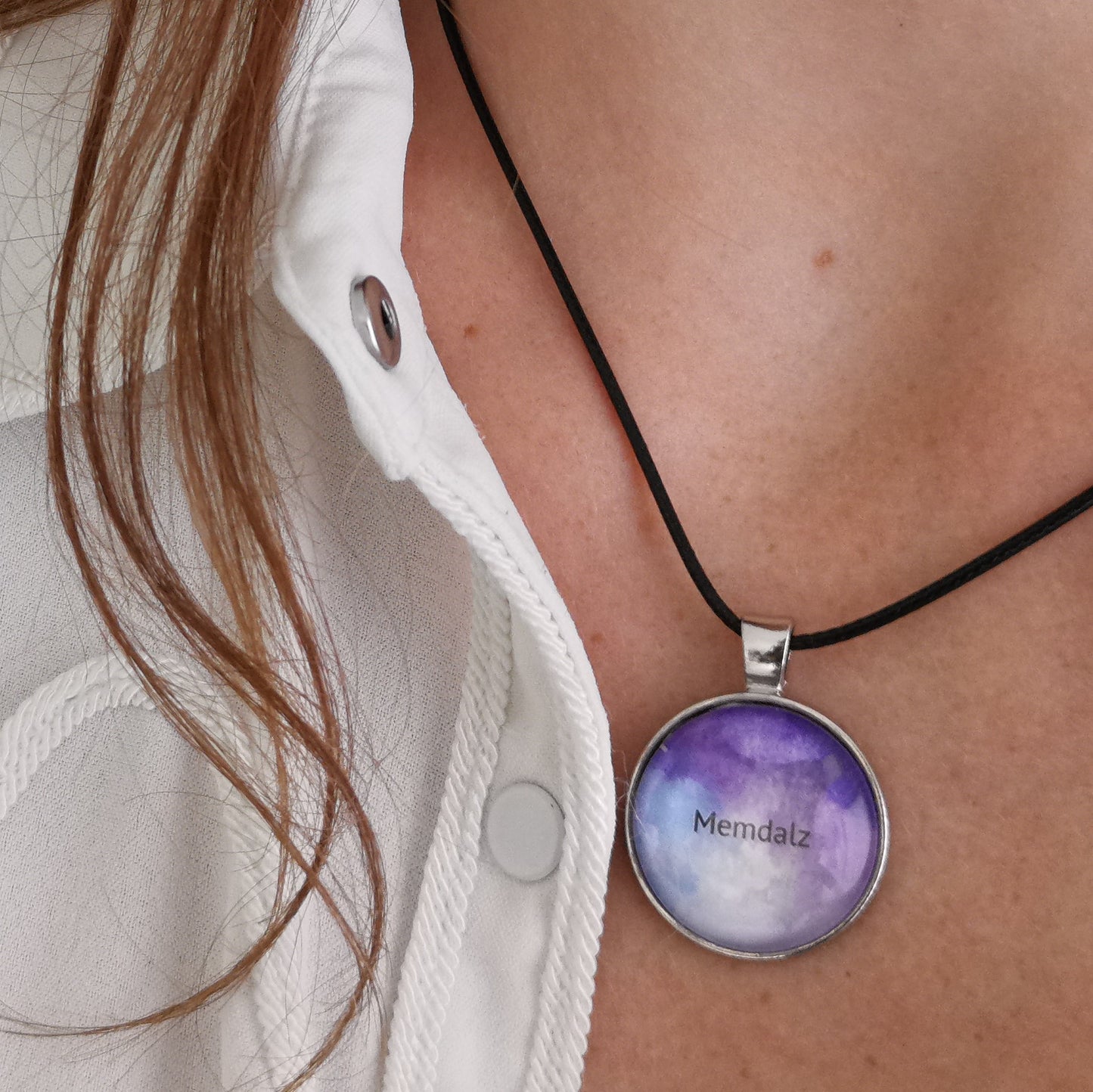 Médaillon Memdalz Original Purple le collier personnalisé avec une vidéo, le médaillon augmenté, le médaillon porte vidéo ou porte audio
