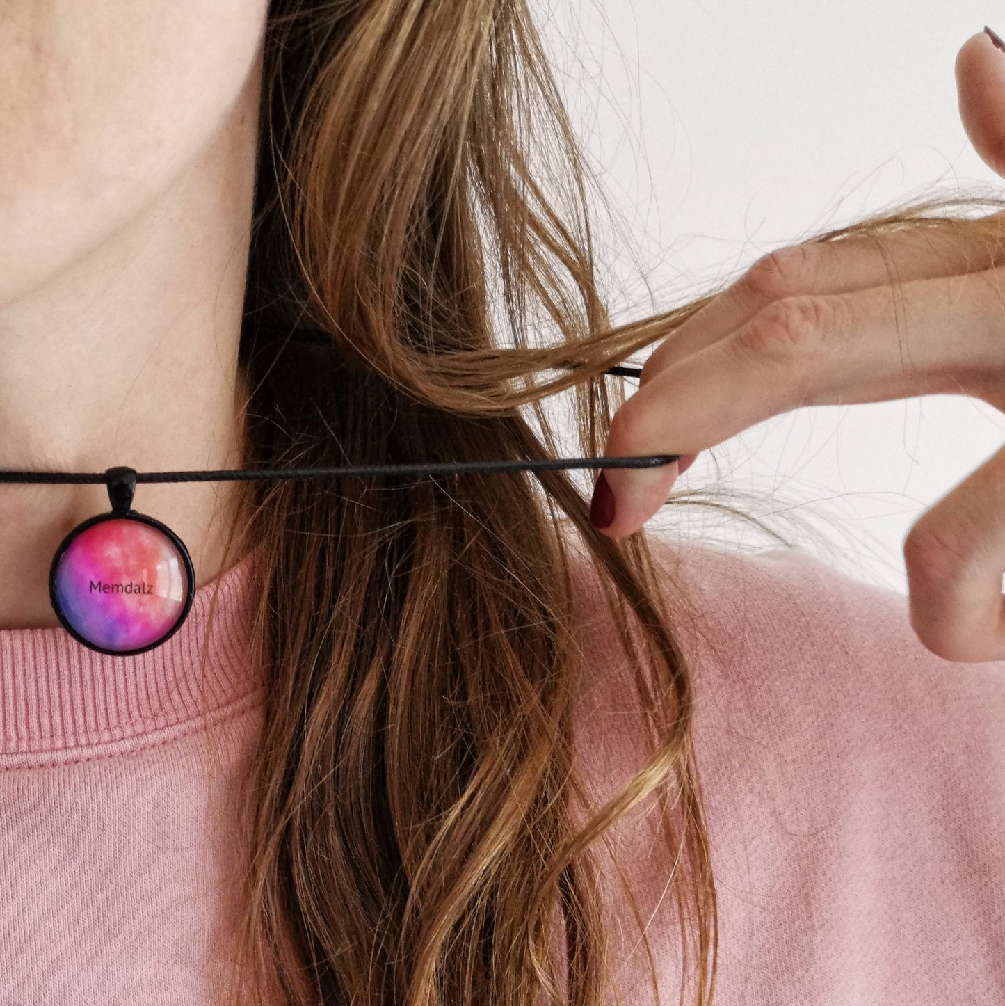 Médaillon Memdalz Original Pink le collier personnalisé avec une vidéo, le médaillon augmenté, le médaillon porte vidéo ou porte audio