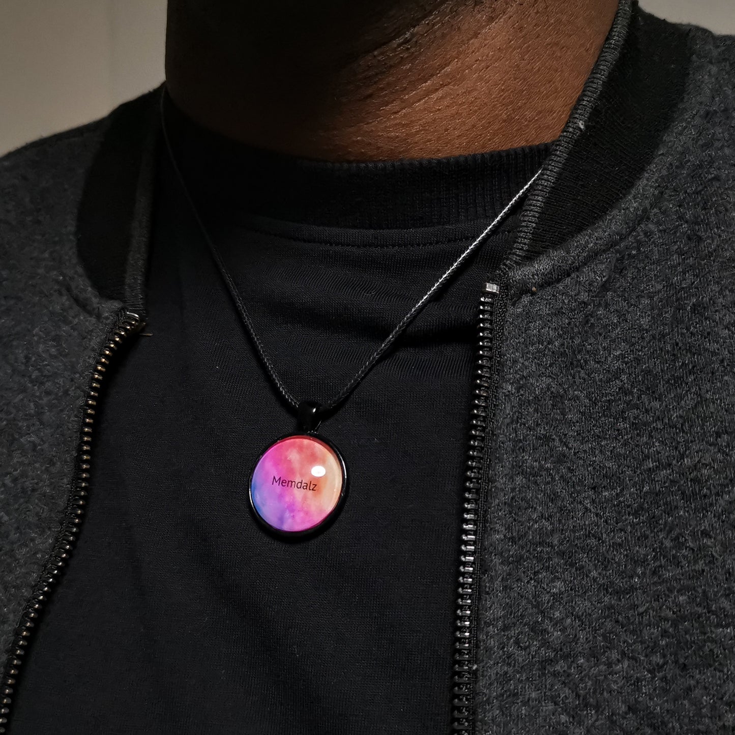 Médaillon Memdalz Original Pink le collier personnalisé avec une vidéo, le médaillon augmenté, le médaillon porte vidéo ou porte audio