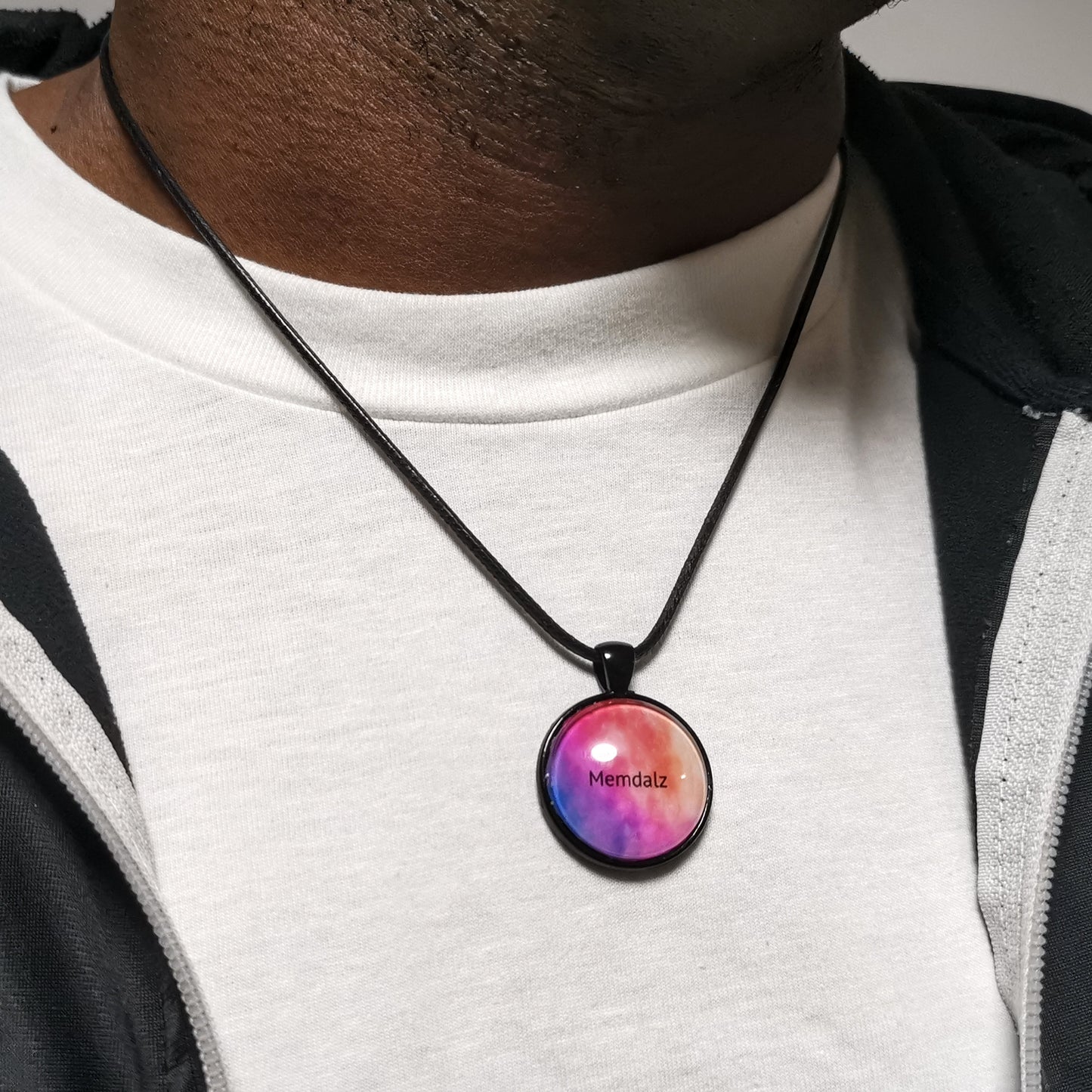 Médaillon Memdalz Original Pink le collier personnalisé avec une vidéo, le médaillon augmenté, le médaillon porte vidéo ou porte audio