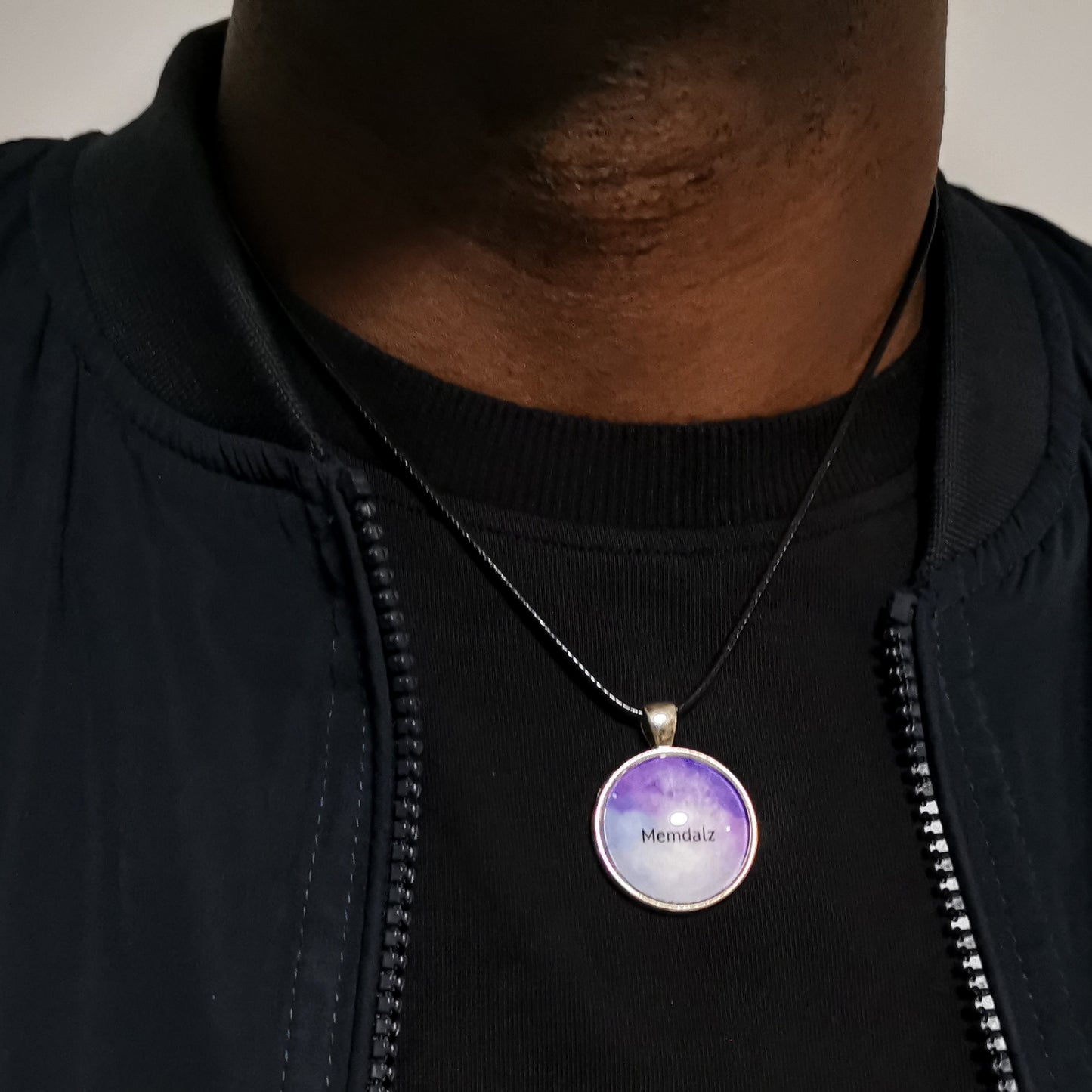 Médaillon Memdalz Original Purple le collier personnalisé avec une vidéo, le médaillon augmenté, le médaillon porte vidéo ou porte audio